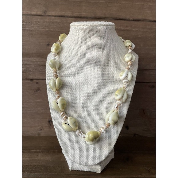 Vintage Shell Lei - Necklace - Rare LARGE Shells - 34” - Picture 4 of 9
